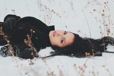 躺在雪地上的女人